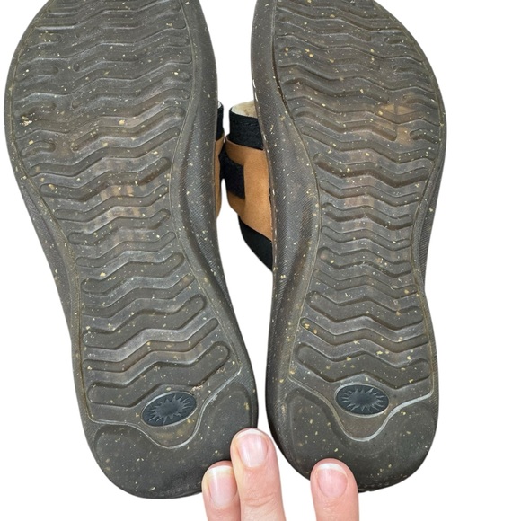 UGG Black and Tan Sandals with T-Strap Design - Picture 5 of 6